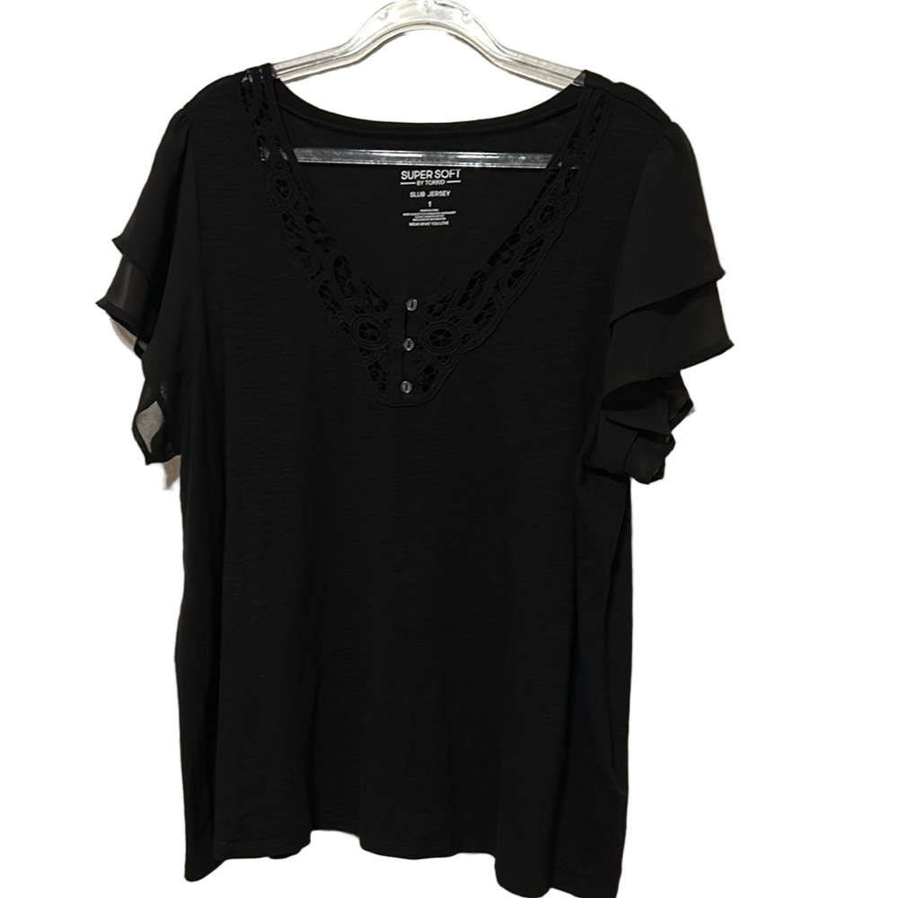 🪞Super soft by Torrid Black Lace Trim Blouse size 1 GUC ..
